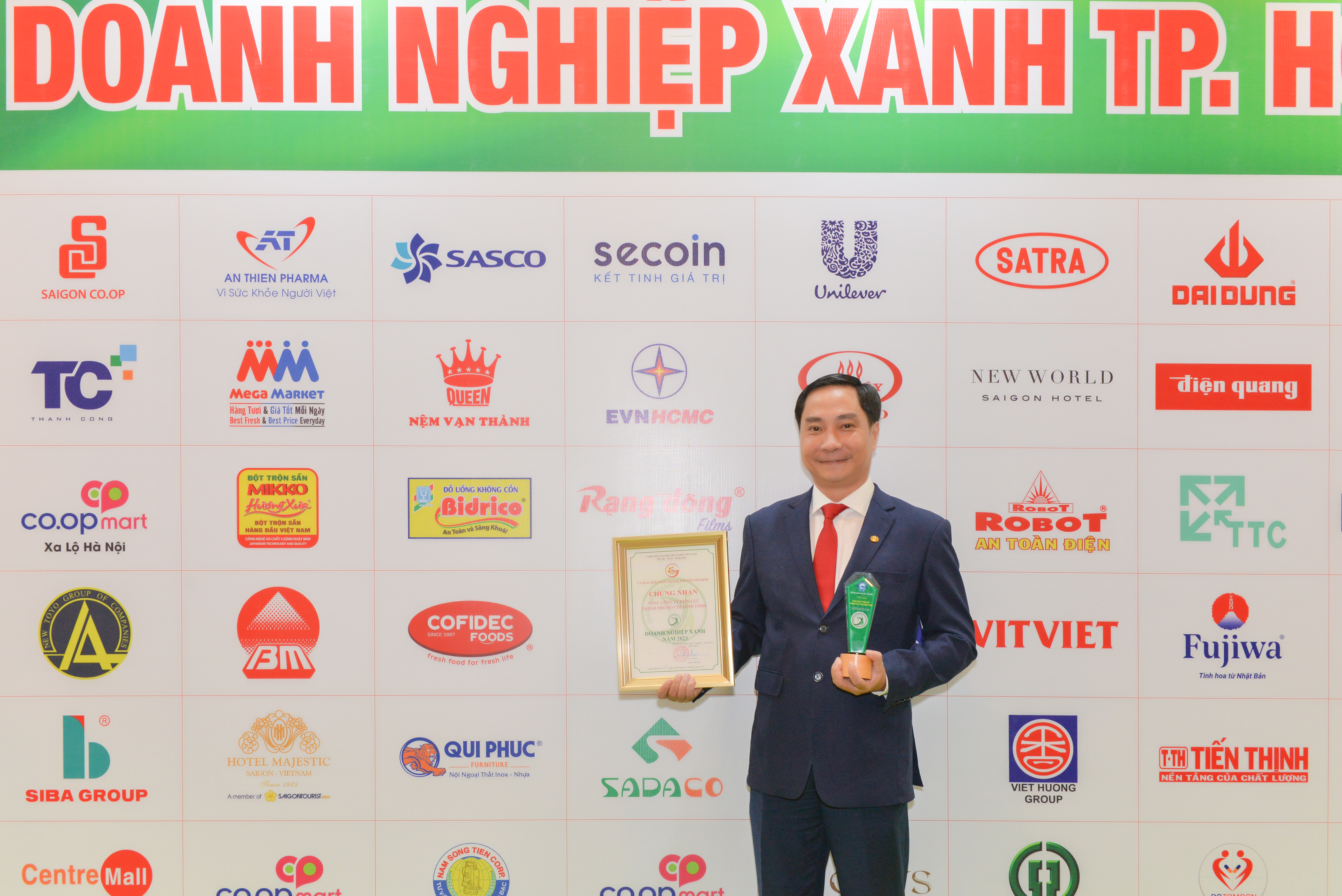 Đồng chí Nguyễn Thanh Nhã - Phó Tổng Giám đốc, đại diện EVNHCMC nhận giải thưởng tại buổi Lễ trao giải Doanh nghiệp Xanh năm 2023.